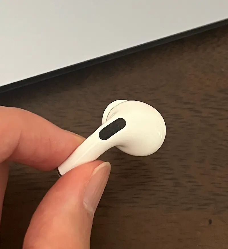 AirPods Proの軸をつまんで外部音取り込みモードにする手元