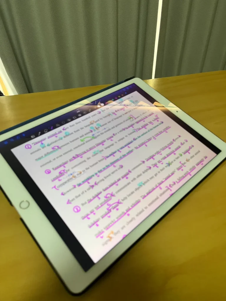 iPadとApple Pencilを使って英語長文に手書きで書き込んでいる学習画面
