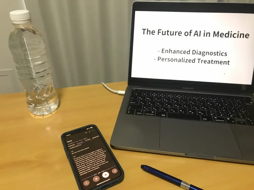 英語の講義中に机の上にスマホを置いてOtter.aiで録音している様子