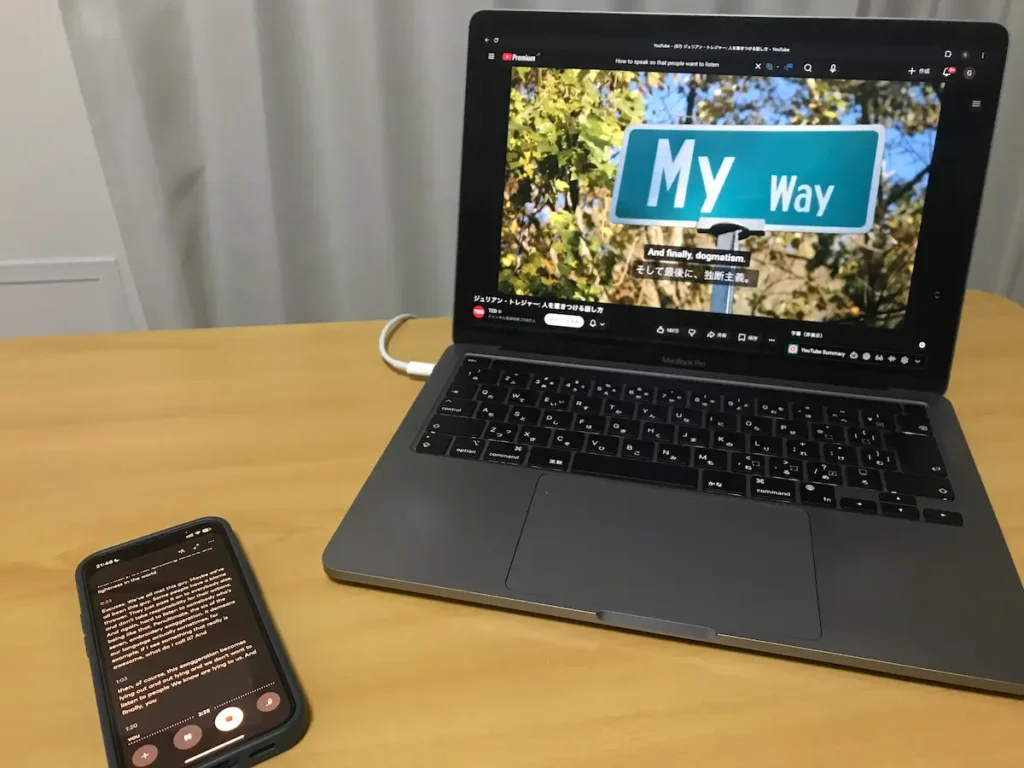 PCでYouTubeを再生しながらスマホのOtterアプリでシャドーイング音声を録音している様子